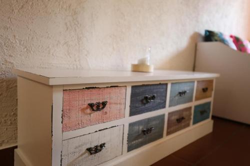 a wooden dresser with many drawers at Casa Holamundo in Curtina