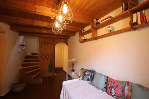 a living room with a couch and a staircase at Casa Holamundo in Curtina