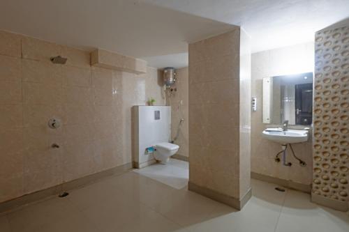Ένα μπάνιο στο Hotel Caves Premium Near Delhi Airport