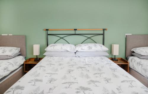 奥福德Barclay’s But n Ben的一间卧室，有一张大床，配有两盏灯