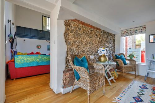 HindolvestonにあるFinest Retreats - The Chapelのベッドとテーブルと椅子のある寝室