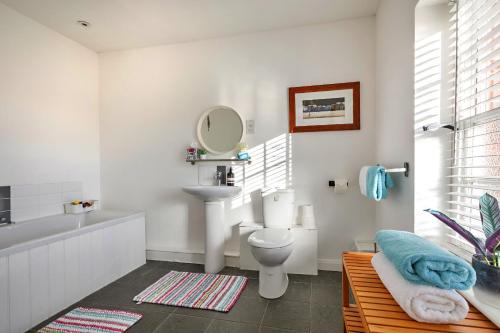 HindolvestonにあるFinest Retreats - The Chapelのバスルーム(洗面台、トイレ、鏡付)