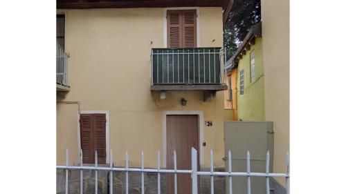 een gebouw met een balkon en een hek bij Ca' Santa Maria in Santa Maria Maggiore