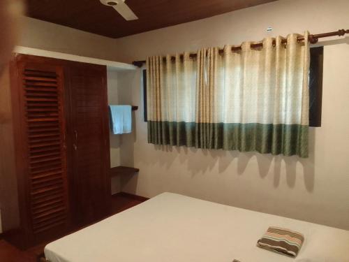 เตียงในห้องที่ Dinky