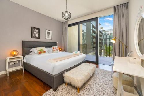 Ένα ή περισσότερα κρεβάτια σε δωμάτιο στο FAM Living City Walk - Opposite City Walk Mall - 2A