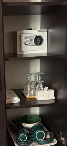 uno scaffale della cucina con un microonde e dei piatti sopra di MargaryanS hotel a Yerevan