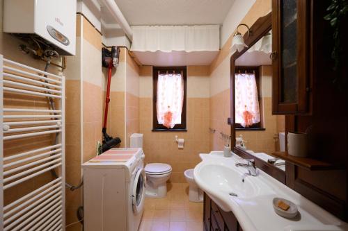 een badkamer met een wastafel en een toilet bij Mono Villaggio Del Sole in Limone Piemonte