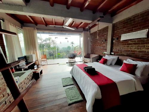 Ένα ή περισσότερα κρεβάτια σε δωμάτιο στο Cliff Edge Villa