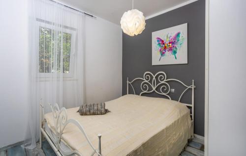 Un dormitorio con una cama y una lámpara de araña en Villa Lucija with pool island Krk by Villas Guide, en Kornić