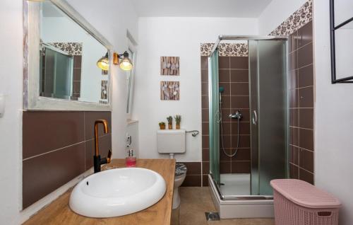 un baño con lavabo y ducha en Villa Lucija with pool island Krk by Villas Guide, en Kornić