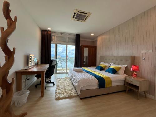 una camera da letto con un letto, una scrivania e una scrivania di Cozy 3-Bedroom 2-6Pax Riverine Sapphire a Kuching