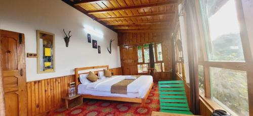 Postel nebo postele na pokoji v ubytování Himalayan hill heritage