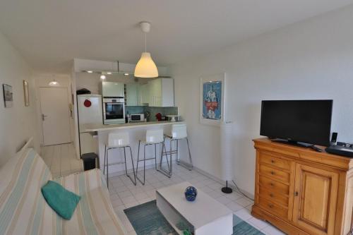un soggiorno con TV e cucina di Lagune Azur – Séjour cosy vue mer avec Wi-Fi a Sète