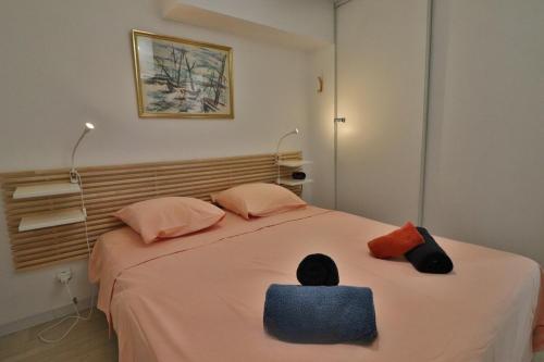 un letto con una sedia blu sopra di Lagune Azur – Séjour cosy vue mer avec Wi-Fi a Sète