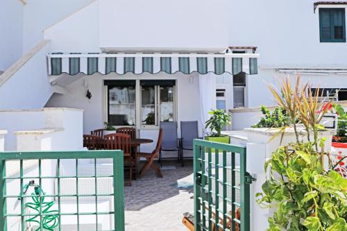een patio met een groene en witte luifel bij A Casa di Doralucia - Comfort a Santa Maria di Leuca in Leuca