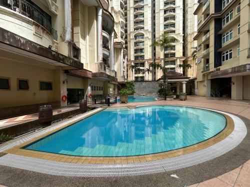 una grande piscina al centro di un edificio di Cozy 3-Bedroom 2-6Pax Riverine Sapphire a Kuching