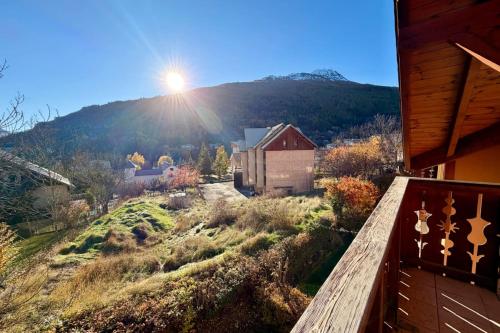 - une vue sur la montagne et le ciel ensoleillé dans l'établissement Charming and bright cottage in Briançon, à Briançon