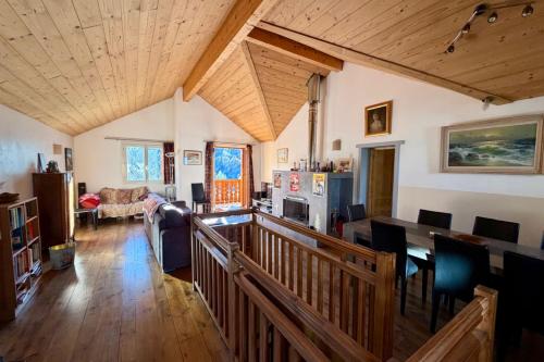 Elle comprend un grand salon doté d'un plafond en bois. dans l'établissement Charming and bright cottage in Briançon, à Briançon