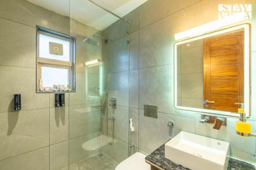 Koupelna v ubytování StayVista at The Rasa Bungalow with Lake View, Wi-Fi