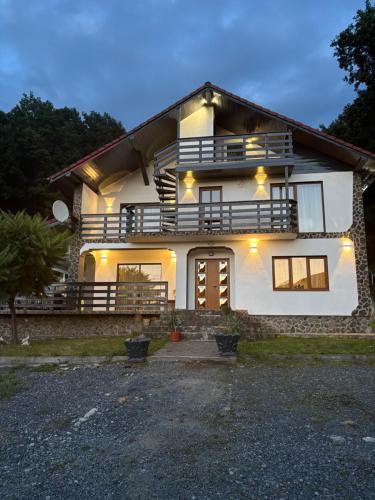 ein großes weißes Haus mit Beleuchtung in der Unterkunft Panorama Challet in Gura Râului