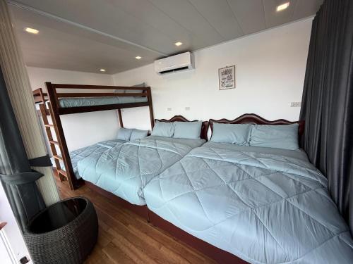 Ένα ή περισσότερα κρεβάτια σε δωμάτιο στο แพ The RAFT Chanthaburi