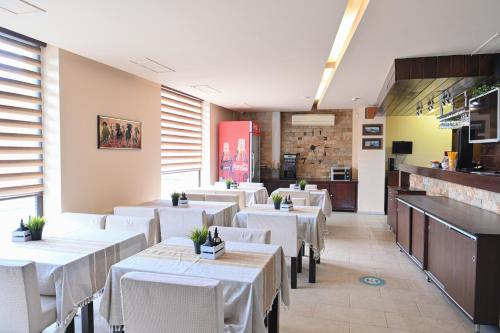 Η κουζίνα ή μικρή κουζίνα στο Хотел Елица