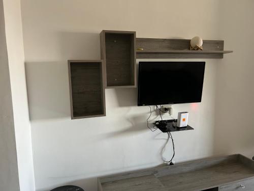 una TV a schermo piatto su una parete bianca di Murjan ad Amman