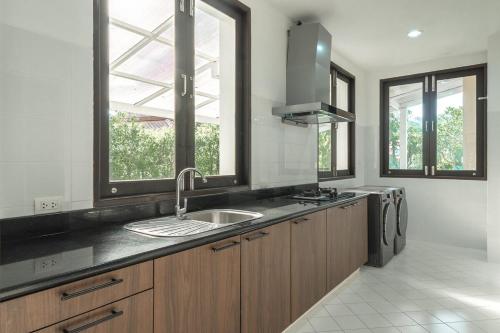 Η κουζίνα ή μικρή κουζίνα στο Laguna Village 4-BR Pool Villa by Stayisle