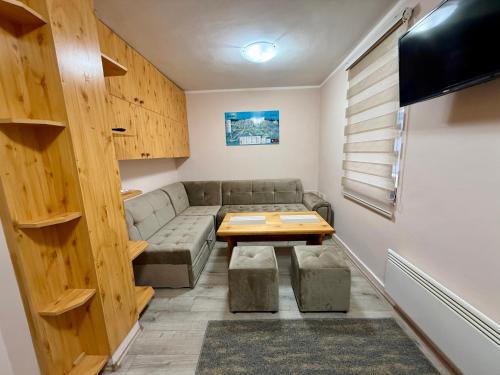 Een zitgedeelte bij Ski kuca Elbrus