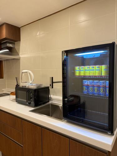 ソウルにあるSodamjae Stay, near Seokchon Lake 5 guestsのキッチン(電子レンジ、カウンター付)