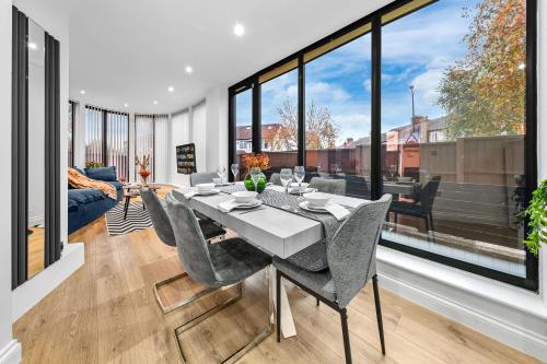 Posezení v ubytování Architectural 4BR Home Games Room, Parking & Contractor Friendly