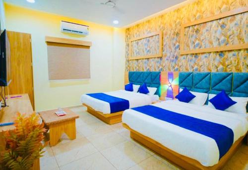 Ένα ή περισσότερα κρεβάτια σε δωμάτιο στο hotel hill top inn vatva