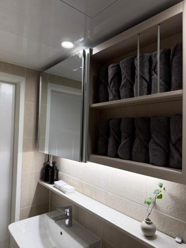 ソウルにあるSodamjae Stay, near Seokchon Lake 5 guestsの洗面台と鏡のあるバスルーム
