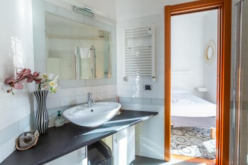 White Taranto Apartment