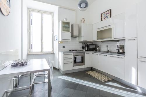 White Taranto Apartment