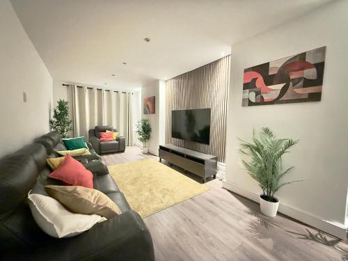 Televiisor ja/või meelelahutuskeskus majutusasutuses Modern and Spacious House for a Comfortable Stay