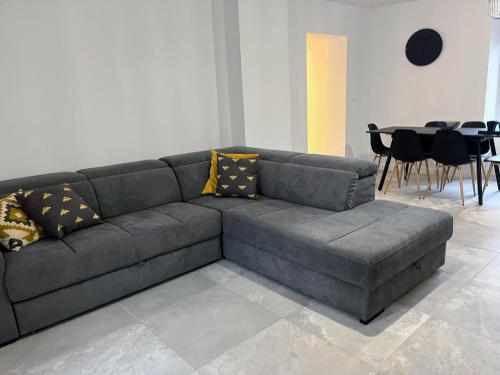 Een zitgedeelte bij Le Vieux Bourg Apartment 2