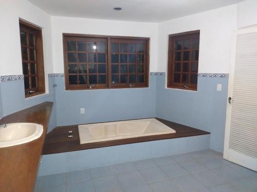 Koupelna v ubytování Quarto Ilhabela com hidromassagem