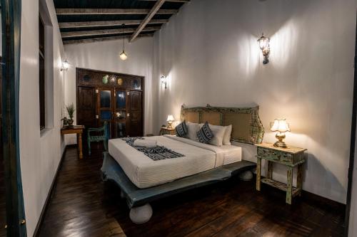 Giường trong phòng chung tại Galle Manor Boutique Villa