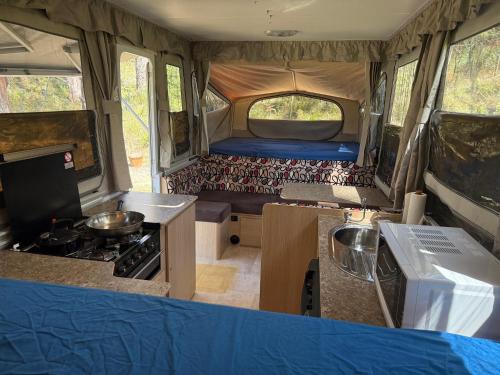 O zonă de relaxare la Onsite van in Medlow Bath