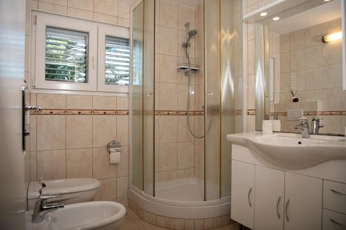 Ένα μπάνιο στο La Villa-Silba