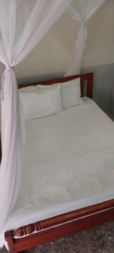 Postel nebo postele na pokoji v ubytování Birchwood Garden Hotel