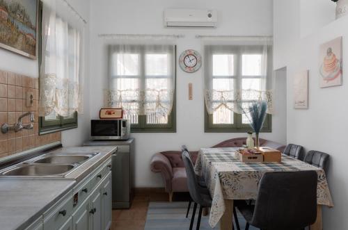 Kuchyň nebo kuchyňský kout v ubytování Εν Καρδιά