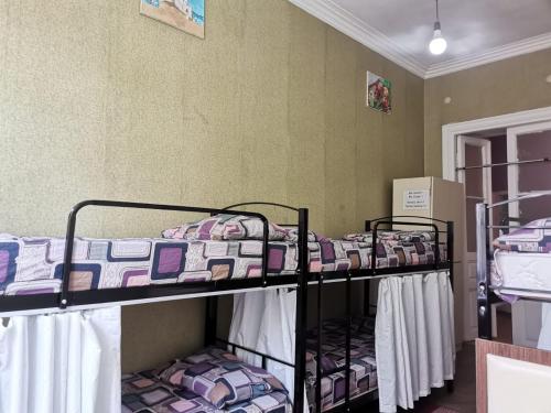 2 literas en una habitación en Baku Hostel VIP, en Baku