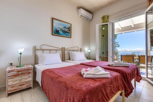 Postel nebo postele na pokoji v ubytování Villa Nafsika