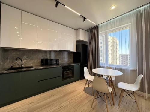 Köök või kööginurk majutusasutuses Lux apartment for 4 guests in Auezov city residence