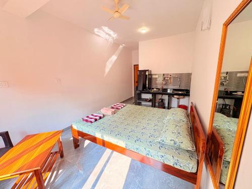 Η κουζίνα ή μικρή κουζίνα στο Mukund Sadan Retreat Arambol Goa