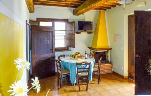 eine Küche mit Tisch und Stühlen in einem Zimmer in der Unterkunft Cav D'italia E Falco Pescator in Pucciarelli