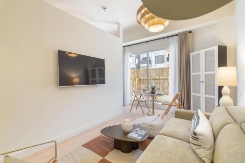 Free housekeeping visits during your stay - StayShort - Cozy 1BR in JVT that Sleeps 4 with Balcony