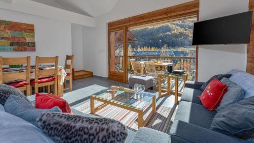 un soggiorno con divani e vista sulla montagna di Les Sept Étoiles a Le Monêtier-les-Bains